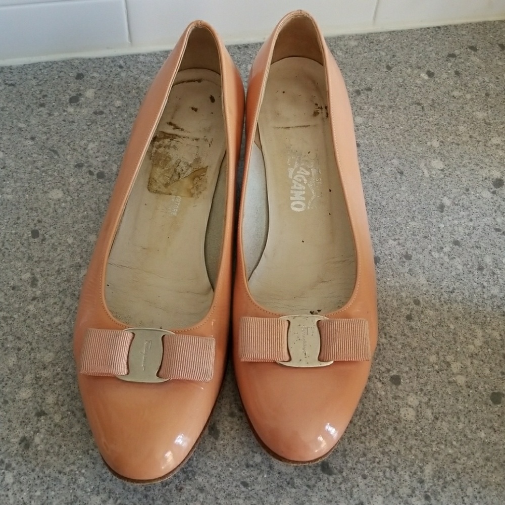 Gorgeous Ferragamo Vara shoes... rare color!